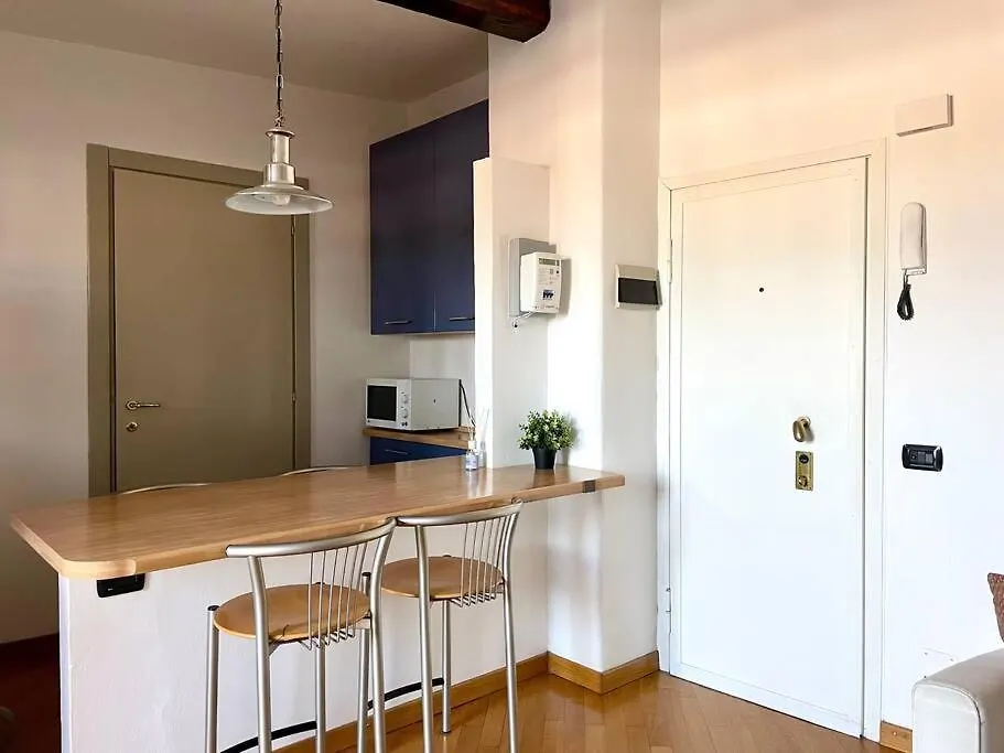 Appartamento Luminoso Bilocale Con Terrazzo Milano